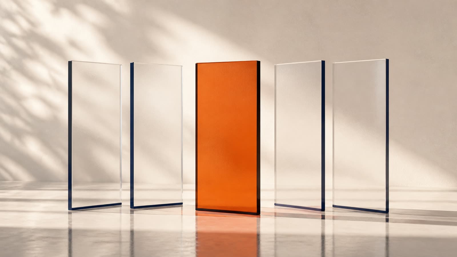 Cinq panneaux de verre alignés en arc, un seul rempli de terracotta et légèrement avancé : la source retenue parmi celles qui étaient disponibles.